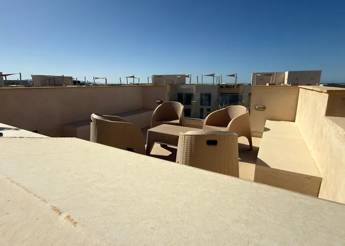 Apartman Mangroovy 2br Penthouse, Access, Pool & Sea Views & Private Rooftop Terrace *