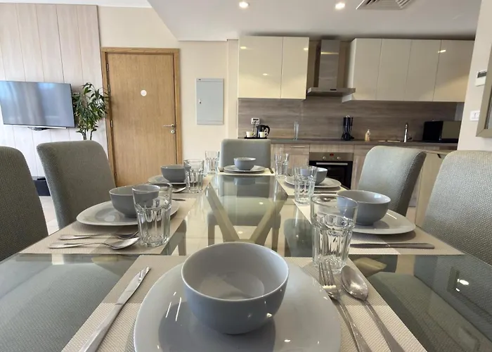 Mangroovy 2br Penthouse, Access, Pool & Sea Views & Private Rooftop Terrace *
