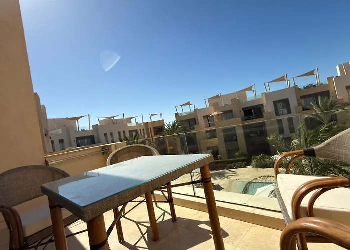Mangroovy 2br Penthouse, Access, Pool & Sea Views & Private Rooftop Terrace *