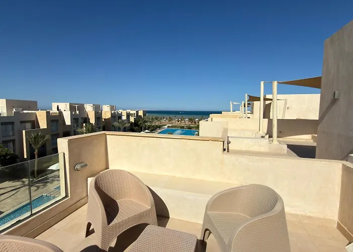 Mangroovy 2br Penthouse, Access, Pool & Sea Views & Private Rooftop Terrace *