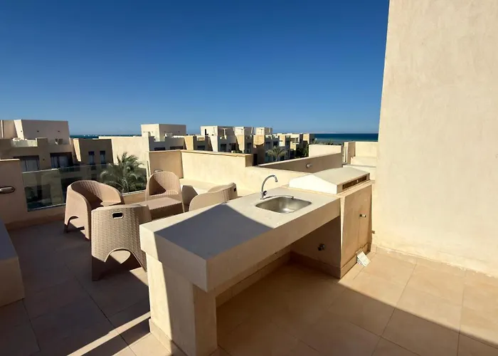 Mangroovy 2br Penthouse, Access, Pool & Sea Views & Private Rooftop Terrace