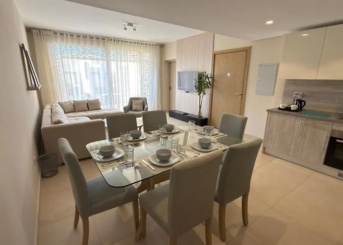 Mangroovy 2br Penthouse, Access, Pool & Sea Views & Private Rooftop Terrace